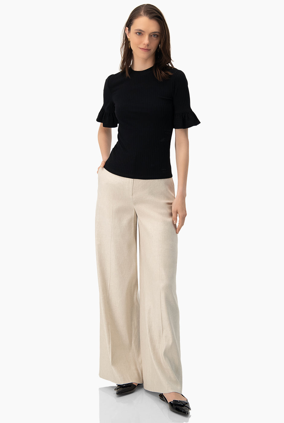 Blusa negra de manga corta con volantes