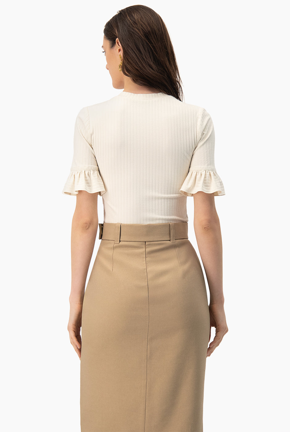 Blusa natural con cuello redondo y volantes