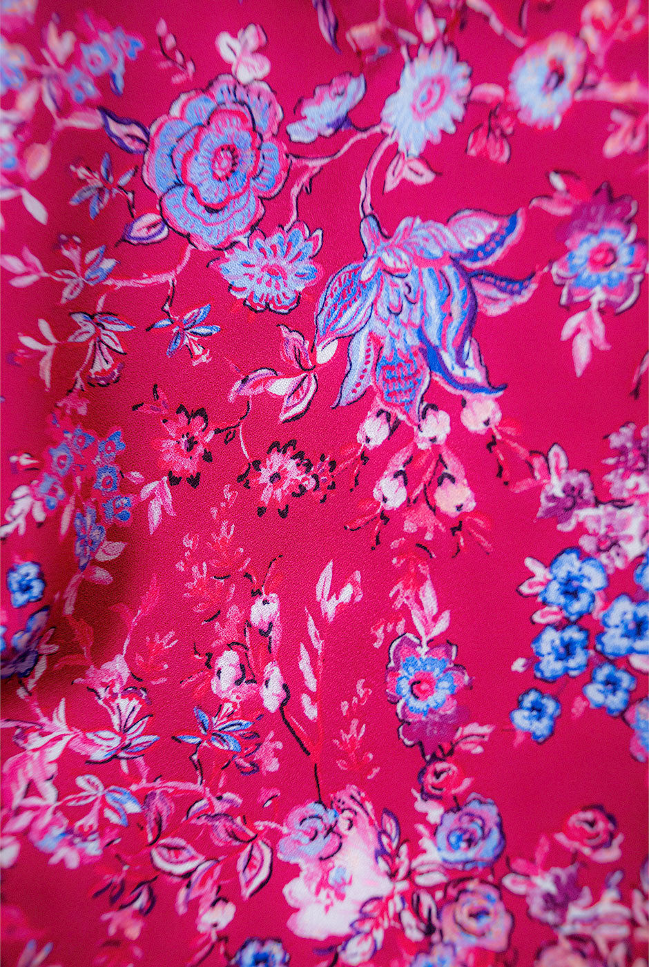 Blusa fucsia con estampado floral y escote en V