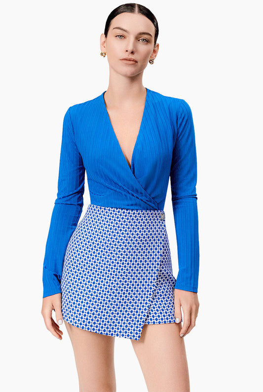 Blusa azul cruzada de manga larga con amarre lateral