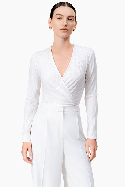 Blusa blanca cruzada con amarre en costado y manga larga