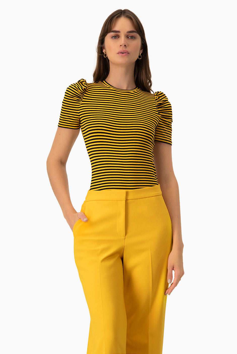 Blusa recta amarilla con rayas horizontales y manga corta