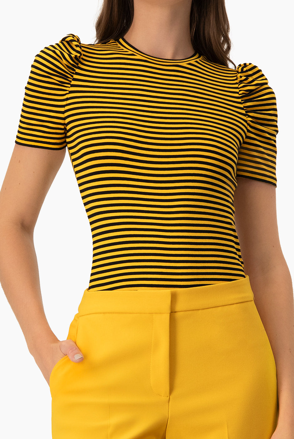 Blusa recta amarilla con rayas horizontales y manga corta