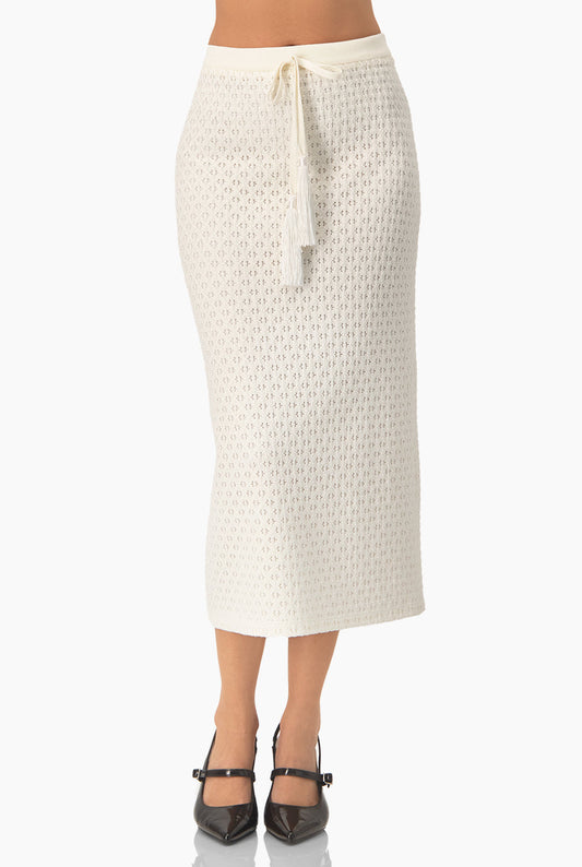 Falda midi tejida natural con cinturón y abertura trasera