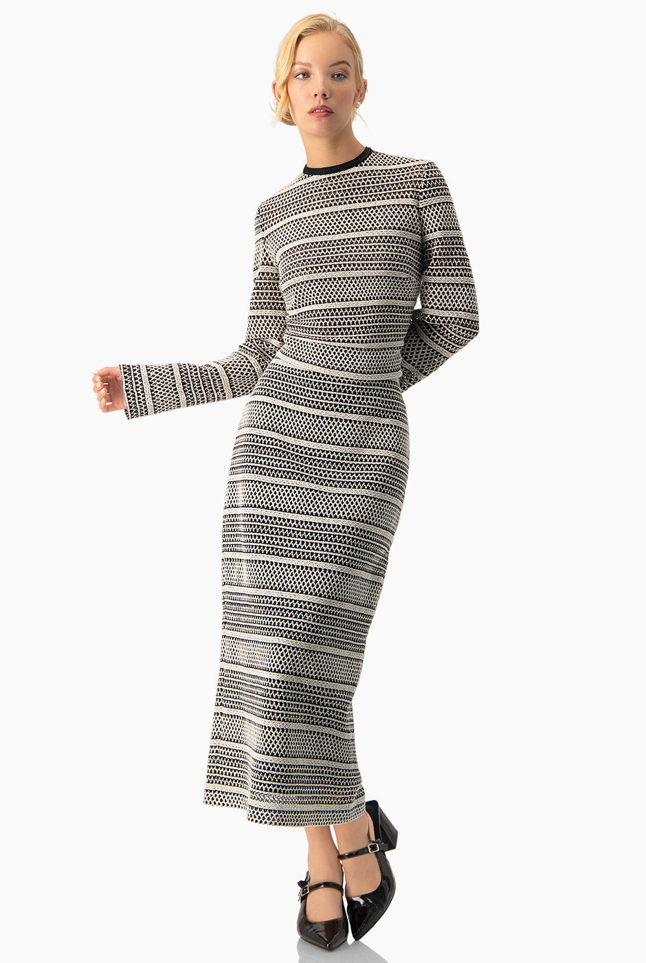 Falda midi negra ajustada con estampado geométrico y abertura trasera