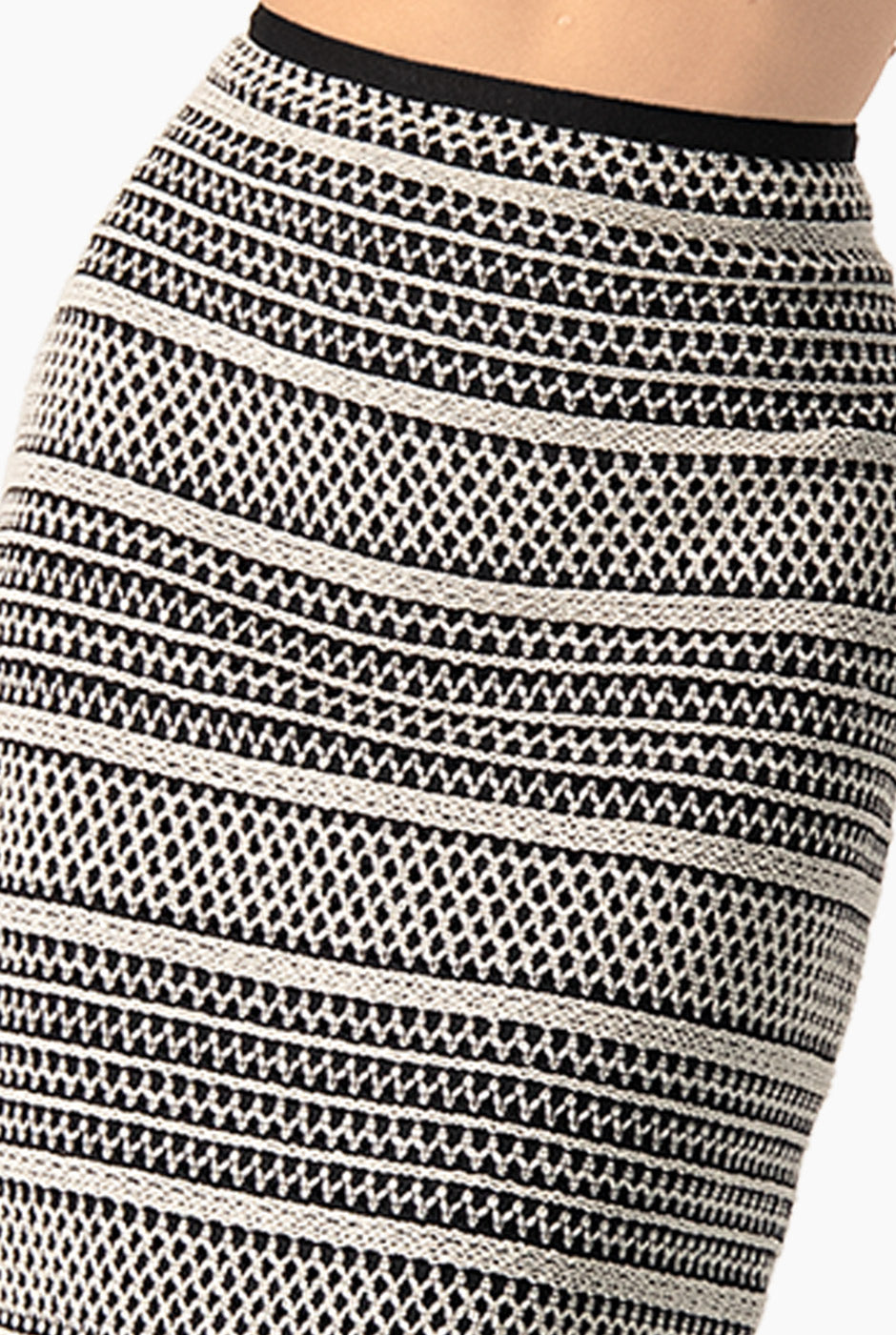 Falda midi negra ajustada con estampado geométrico y abertura trasera