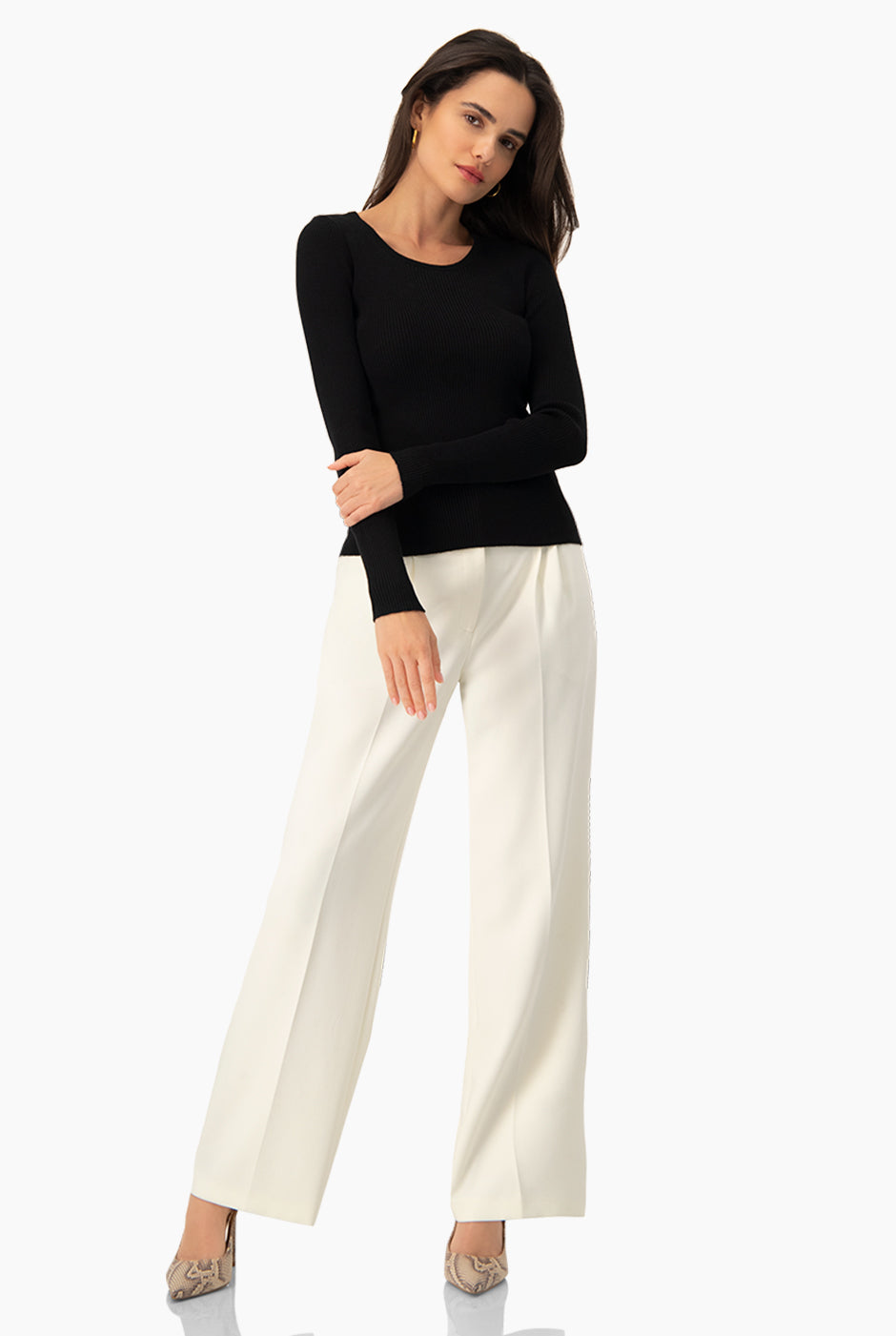 Suéter negro acanalado con cuello redondo y manga larga