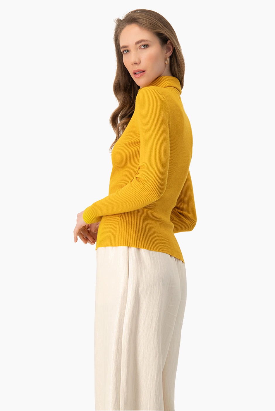 Suéter ribbed mostaza con cuello alto y mangas largas