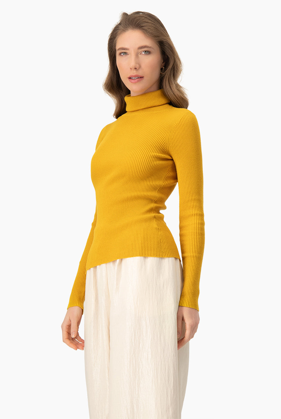 Suéter ribbed mostaza con cuello alto y mangas largas