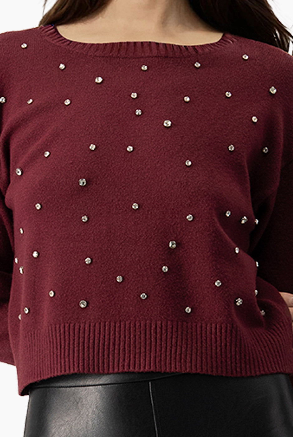 Suéter vino con apliques metálicos y bordes acanalados