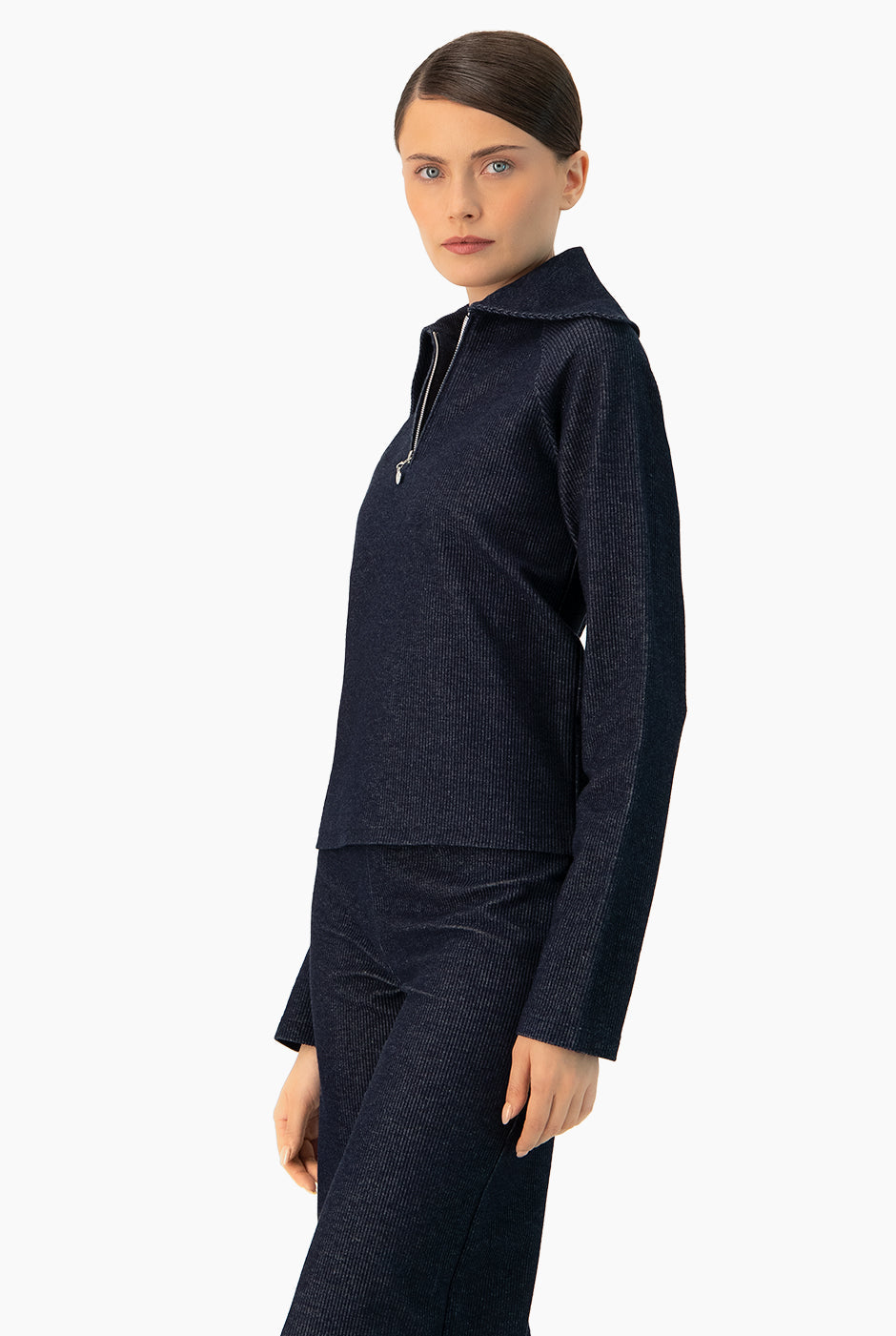 Suéter acanalado azul marino con cierre y cuello alto