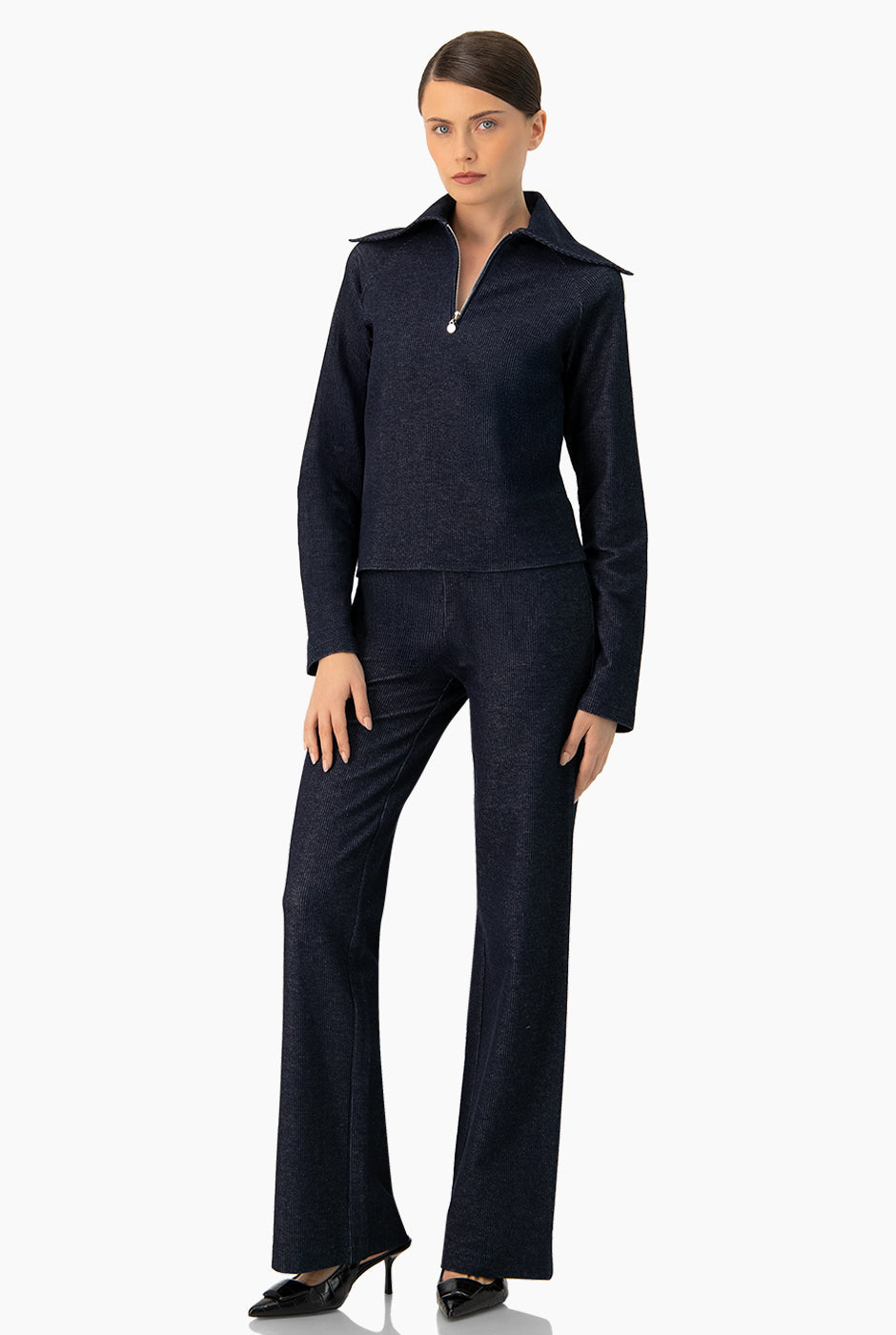 Suéter acanalado azul marino con cierre y cuello alto