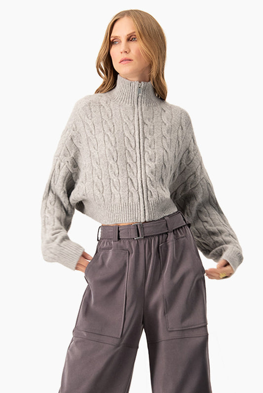 Suéter Cable Crop jaspe con tejido de ochos y cierre frontal